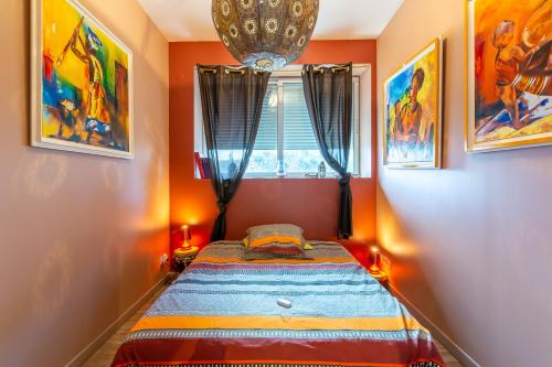 a small bedroom with a bed and two lamps at Appartement Domloc in Carcassonne