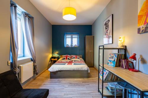 カルカソンヌにあるAppartement Domlocの小さなベッドルーム(ベッド1台、デスク付)