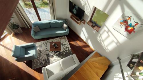 una vista aérea de una sala de estar con sofá y TV en Vila Secret Nest, en Zlatibor