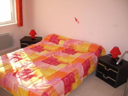 - une chambre avec un lit et 2 tables avec des lampes dans l'établissement La Berge Meublé de tourisme 2 étoiles, à Laroche-Saint-Cydroine