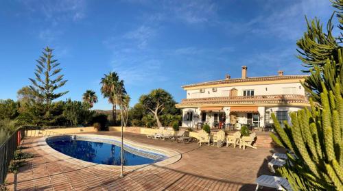 een exterieuraanzicht van een huis met een zwembad bij Casa nuestro sueño in Viñuela