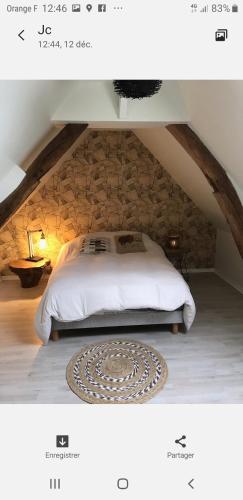 une chambre avec un lit blanc dans un grenier dans l'établissement Au grand galop, à Eu