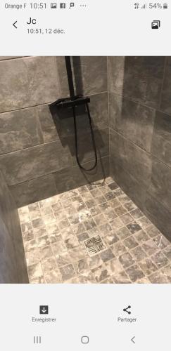 d'une douche avec du carrelage. dans l'établissement Au grand galop, à Eu