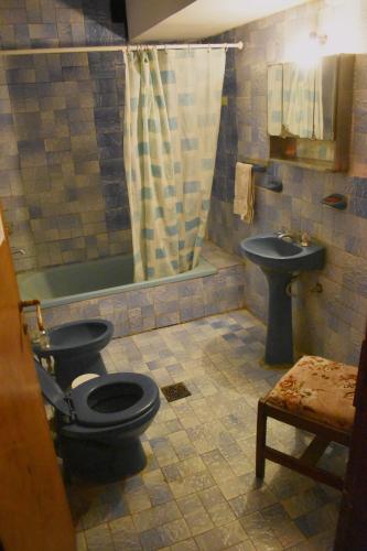 a bathroom with a toilet and a sink at Hostel IV Estaciones in San Luis