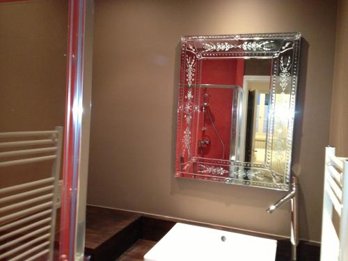 une salle de bain avec un miroir et un lavabo dans l'établissement Pat & Co, à Beaune