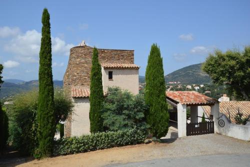 a building with trees in front of it at Charmante Villa mit Pool und Panorama-Meerblick in den Golf von Saint-Tropez - Villa Montmajour in Les Issambres