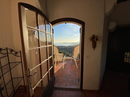 an open door to a balcony with a view at Charmante Villa mit Pool und Panorama-Meerblick in den Golf von Saint-Tropez - Villa Montmajour in Les Issambres