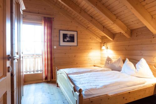 Tempat tidur dalam kamar di Feriendorf Koralpe Alpenrose