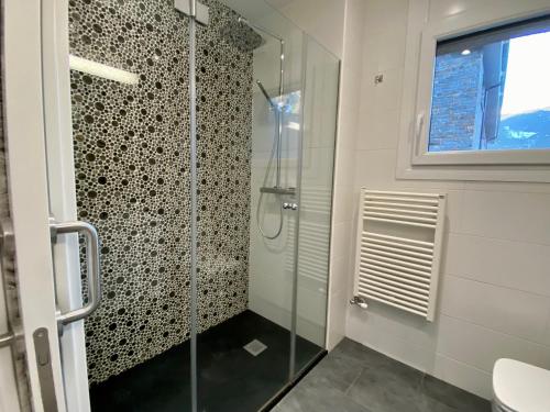 恩坎普PROBER_ENCAMP的带窗户的浴室内的玻璃淋浴间