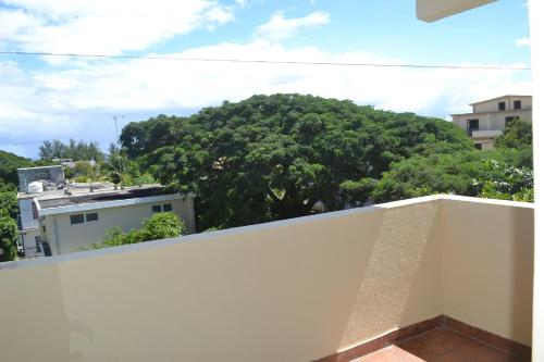 balcón con vistas a un árbol en Apartment is calm locality, en Flic en Flac
