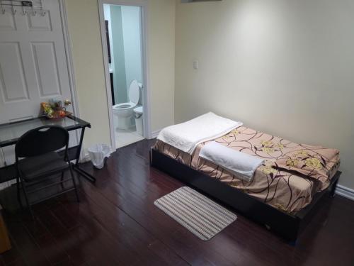 マーカムにあるExtended Stays Homeのベッドルーム1室(ベッド1台、デスク、椅子付)