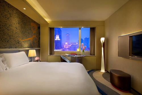 Postel nebo postele na pokoji v ubytování Radisson Collection Hyland Shanghai