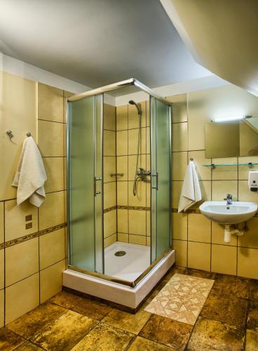 a bathroom with a shower and a sink at LVM tūrisma un atpūtas centrs "Ezernieki" in Meirāni