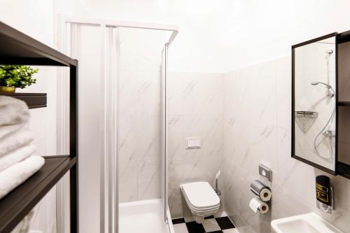 uma casa de banho com um chuveiro, um WC e um lavatório. em Sleephotels Casino em Hamburgo