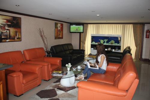 巴库阿尔普酒店 的坐在客厅里玩电子游戏的女人