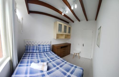 1 dormitorio con cama azul y almohadas azules en Ipanema VP 603 Posto 8 charmoso e aconchegante, en Río de Janeiro