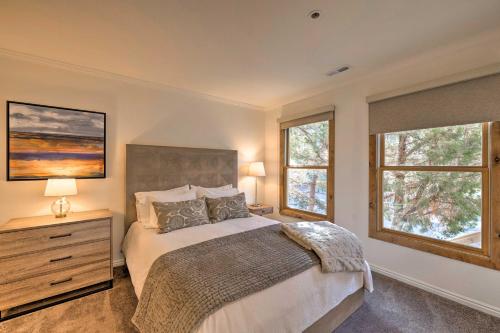 Un dormitorio con una cama y dos ventanas. en Park City Condo Walk to Ski Lifts!, en Park City