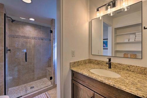 un baño con lavabo y ducha en Park City Condo Walk to Ski Lifts!, en Park City
