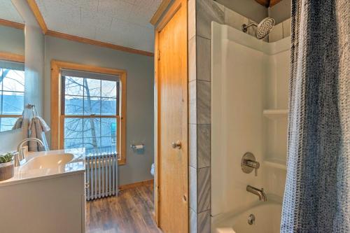 uma casa de banho com um lavatório, uma banheira e um chuveiro em Family-Friendly Retreat Less Than 1 Mi to Lake George em Lake George