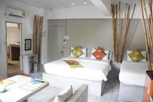 Postel nebo postele na pokoji v ubytování Samui Beach Residence Hotel