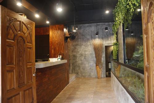 uma casa de banho com uma grande porta de madeira e um aquário em Samui Beach Residence Hotel em Chaweng