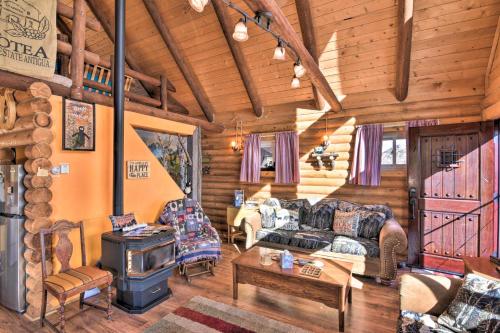 Ruang duduk di Remote Escape with Deck and Sweeping Mountain Views!