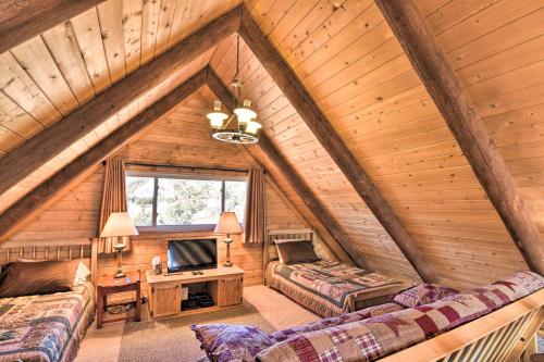 Ruang duduk di Remote Escape with Deck and Sweeping Mountain Views!