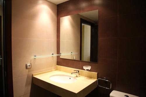 a bathroom with two sinks and a mirror at Hotel Santuario de Sancho Abarca in Tauste