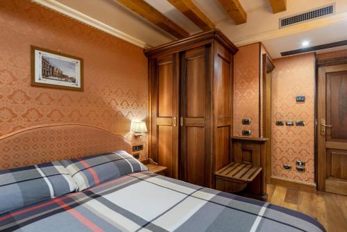 Una cama o camas en una habitación de Hotel Montecarlo