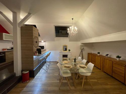 une salle à manger et une cuisine avec une table et des chaises dans l'établissement Love Viou, à Ramonchamp