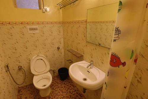Uma casa de banho em Hotel Orfil