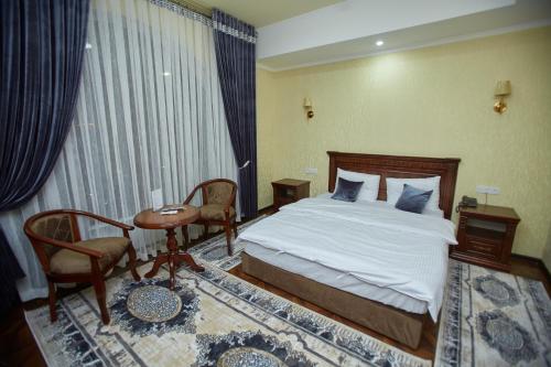 Un pat sau paturi într-o cameră la HOTEL SHAHDIL