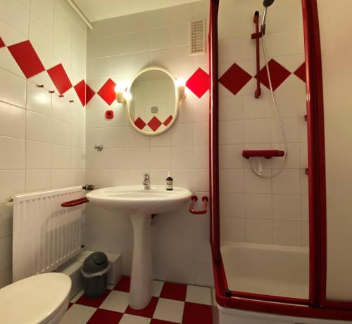uma casa de banho com um lavatório, um WC e um chuveiro em Haus Atlantic Whg. 601 em Cuxhaven