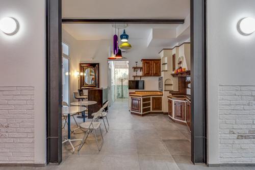 a kitchen and dining room with a table and chairs at Casa Gardenia -affittacamere in Gatteo