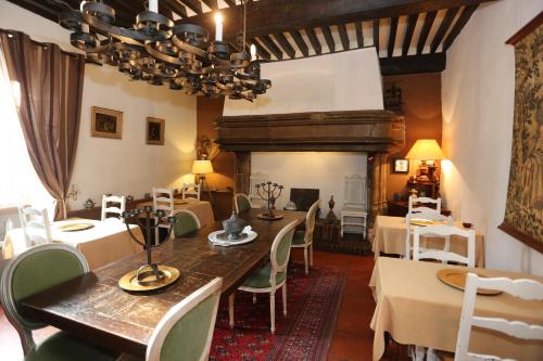 Un comedor con mesa y sillas de madera. en La Gabetière, en Estrablin