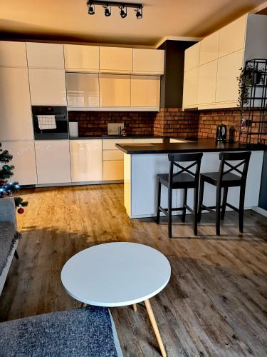 Uroczy Apartament z Garażem