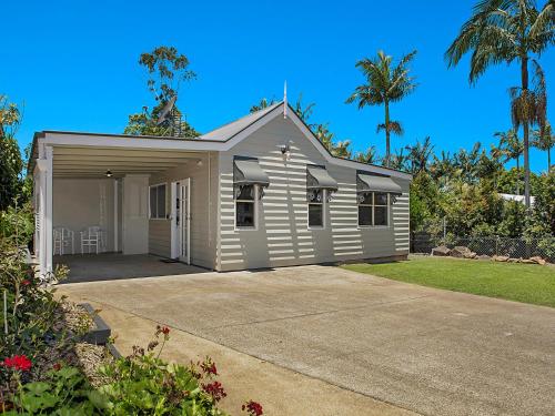 a large white building with a garage at Sweet Cottage, sleeps 4 - stroll to Maleny in Maleny