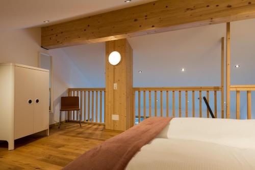 ザース・グルントにあるMontela Hotel & Resort - Montela Pavillonのベッドルーム(白いベッド1台、バルコニー付)