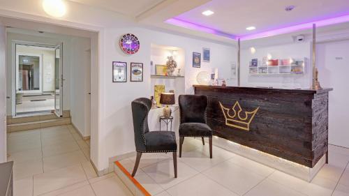 a living room with a table and two chairs at Boutique-Hotel Kronenstuben in Ludwigsburg