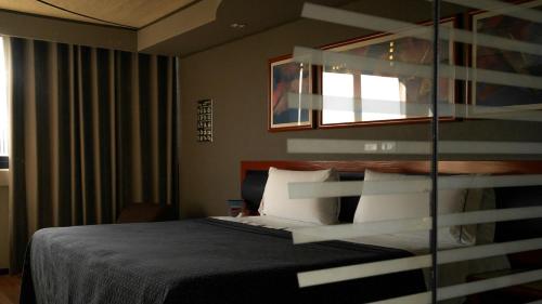 a hotel room with a bed and a window at Hotel Oslo in Mexico City