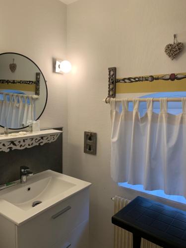 ein Bad mit einem Waschbecken und einem Spiegel in der Unterkunft La Gabetière in Estrablin