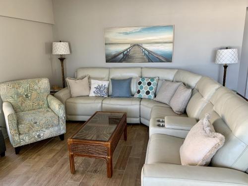 uma sala de estar com um sofá e uma mesa em Island House Beach Resort 4S em Point O'Rocks