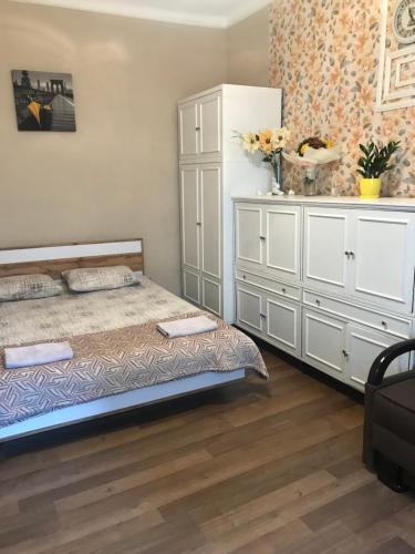 1 dormitorio con 1 cama y vestidor en Apartment, en Leópolis