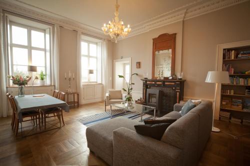 een woonkamer met een bank en een tafel bij B&B De Kersentuin in Borgloon