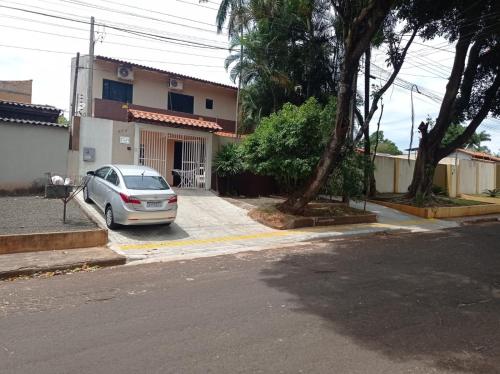 a car parked in front of a house at Suite Cardoso in Foz do Iguaçu