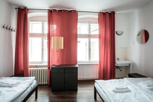 Una cama o camas en una habitación de Charles Bridge Hostel & Apartments