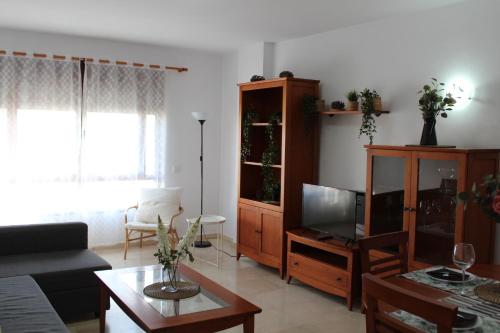 een woonkamer met een bank en een tv bij Playa de Las Canteras-Mirador in Las Palmas de Gran Canaria