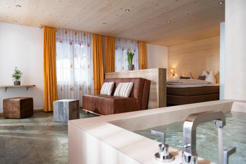 Habitación con baño con cama y lavabo. en Hotel Silberhorn en Lauterbrunnen