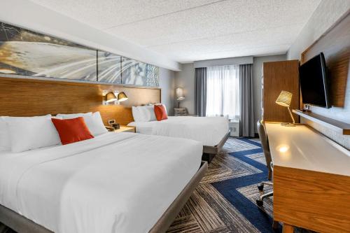 ein Hotelzimmer mit 2 Betten und einem Flachbild-TV in der Unterkunft Comfort Inn Sarnia in Sarnia
