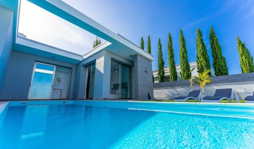una piscina frente a una casa en Luxury Villa Lázaro Elegancia y Exclusividad en Santa Úrsula